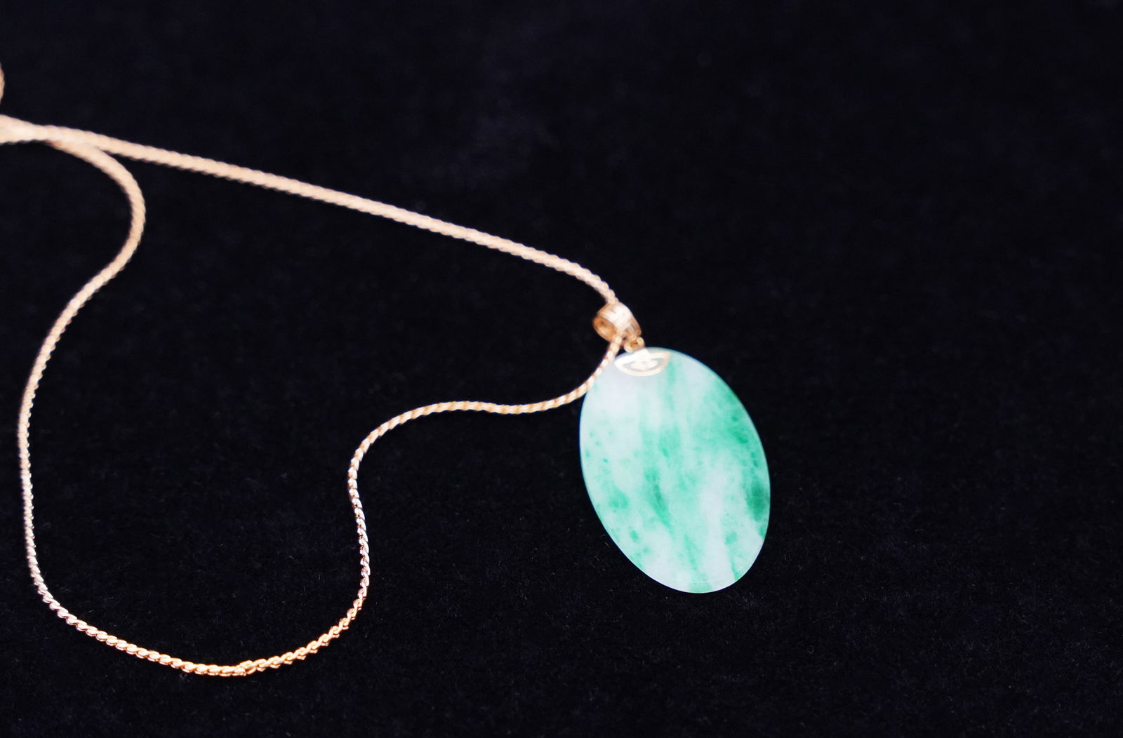 Chinese fine jadeite pendant 18 kt gold (1 of 4)