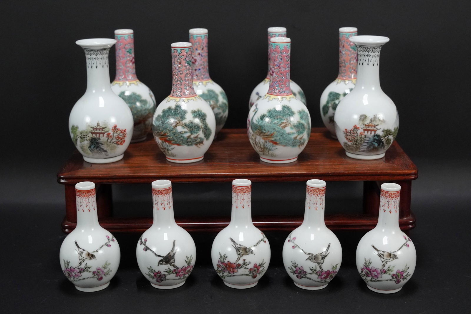 Lots of Chinese fine bottles (1 of 7)
