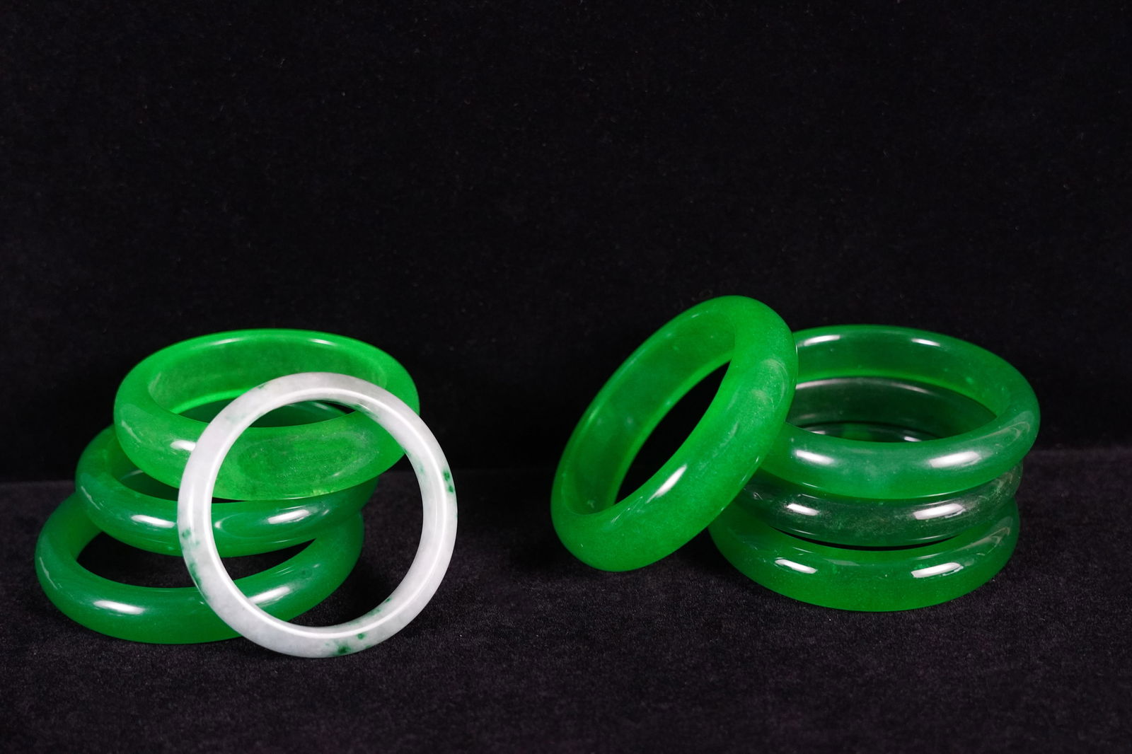 Lots of Chinese bangles: Lots of Chinese bangles. Condition selling it as is. Not graded.