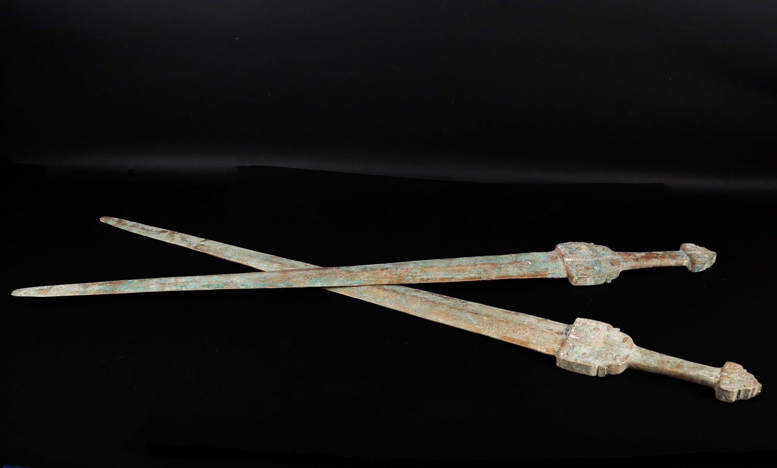 2 pcs Chinese bronze sword (1 of 6)
