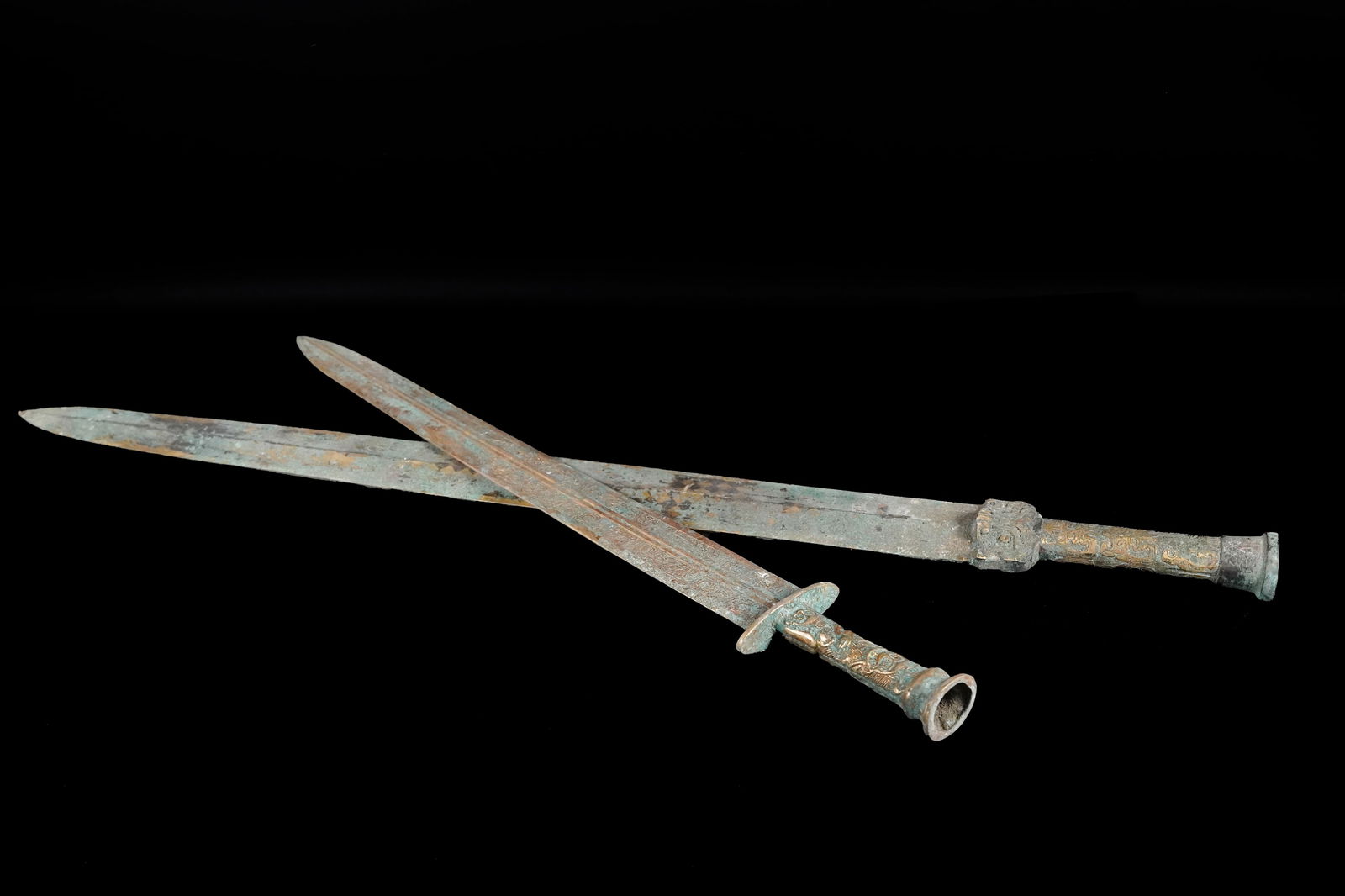 2 pcs Chinese bronze sword (1 of 7)