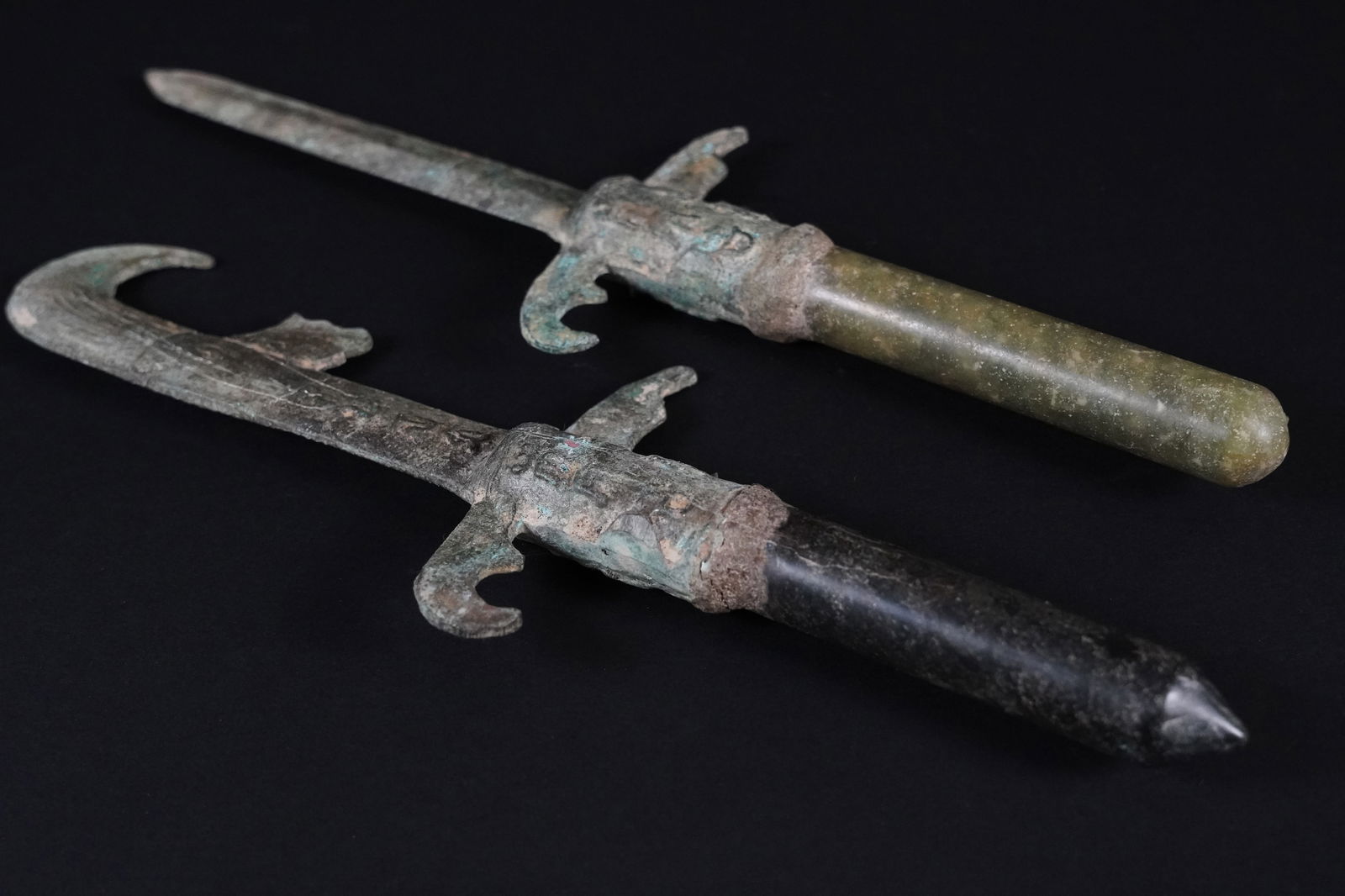 2 pcs Chinese bronze daggers (1 of 7)