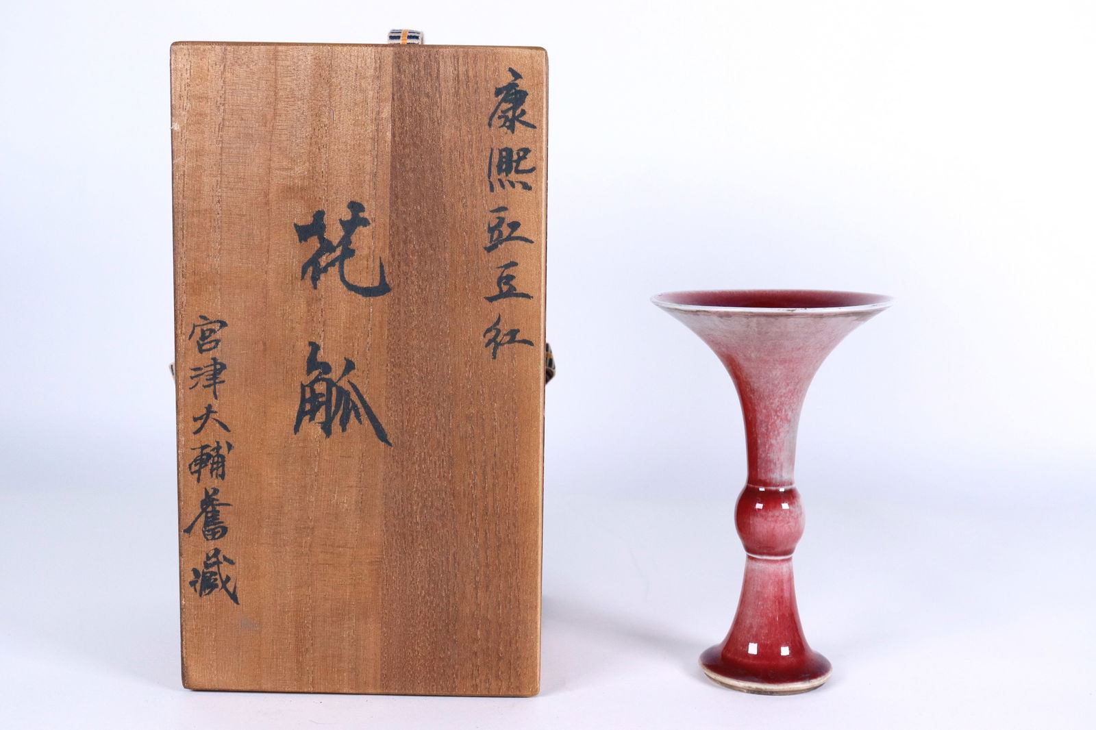 Chinese fine red vase (1 of 7)