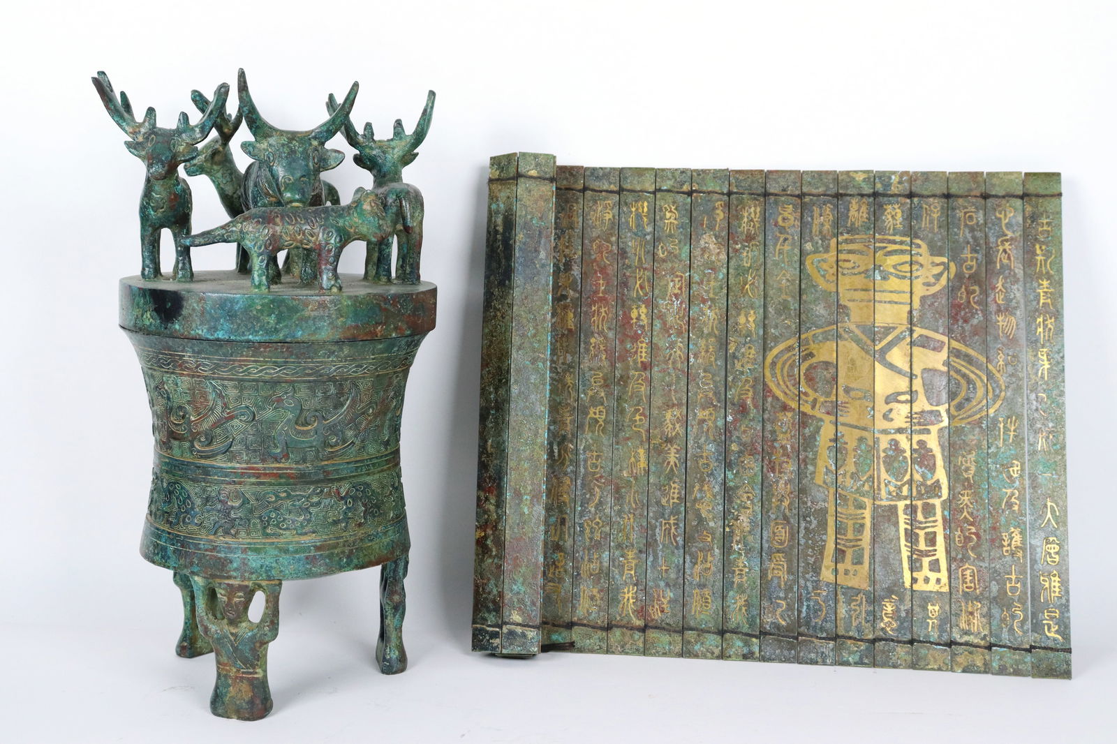2 pcs Chinese bronze items (1 of 8)