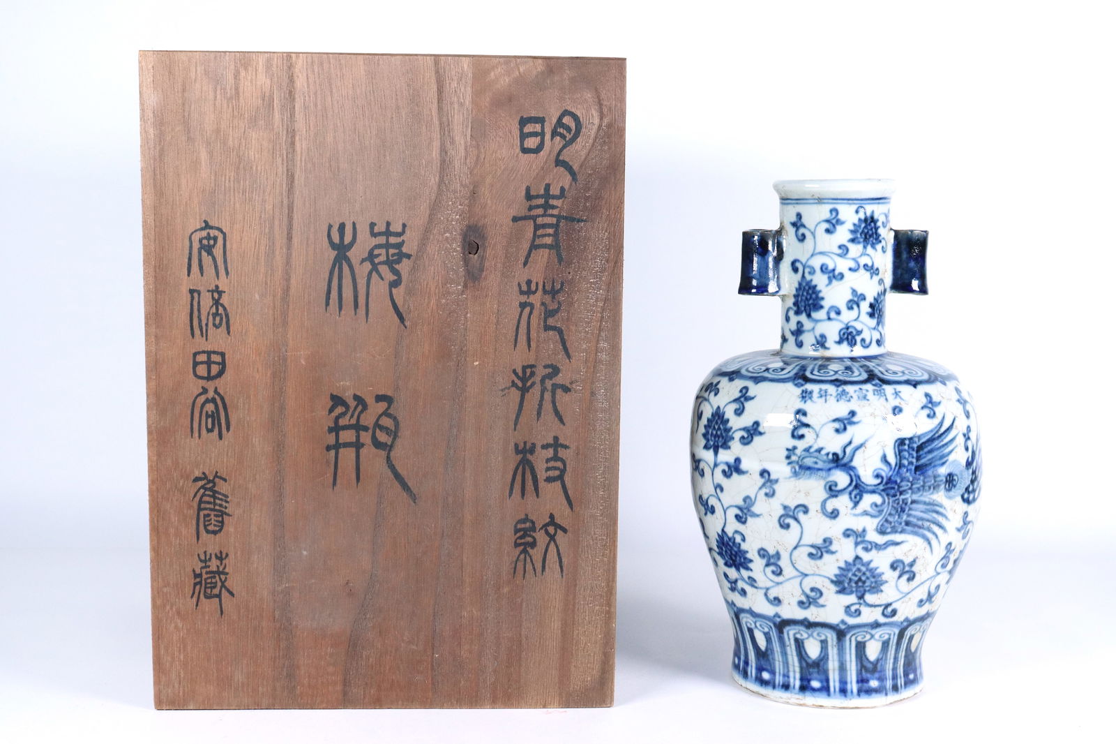 Chinese fine b/w vase (1 of 7)