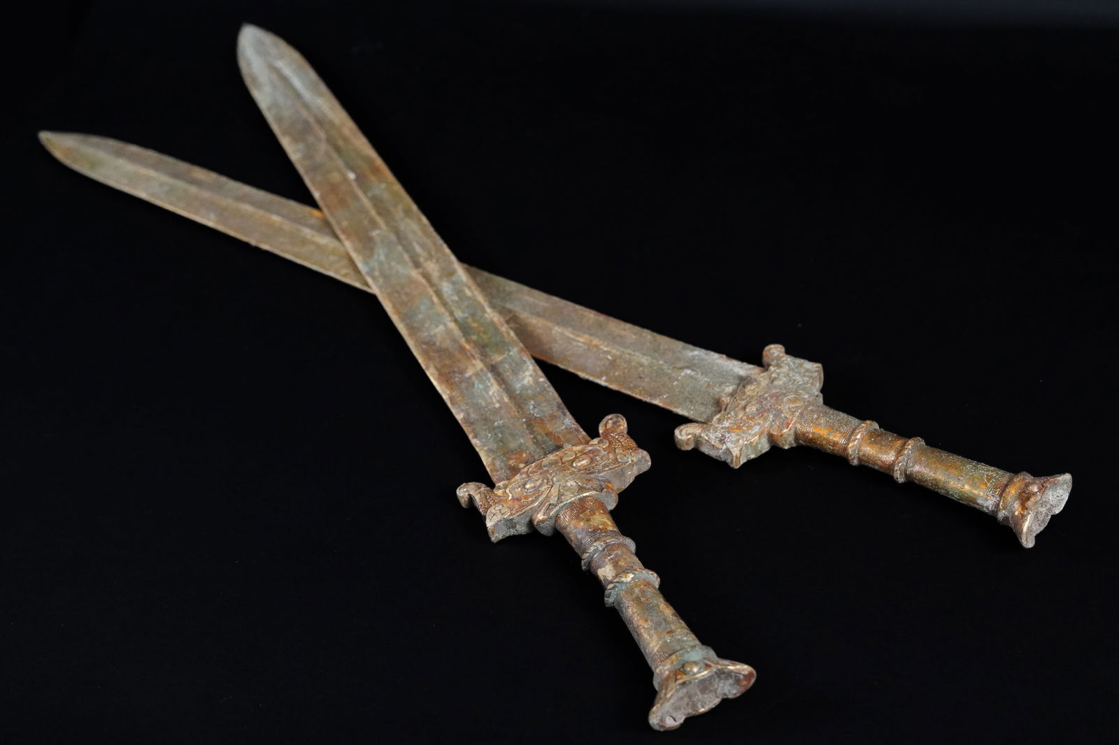 2 pcs Chinese heavy bronze sword (1 of 7)