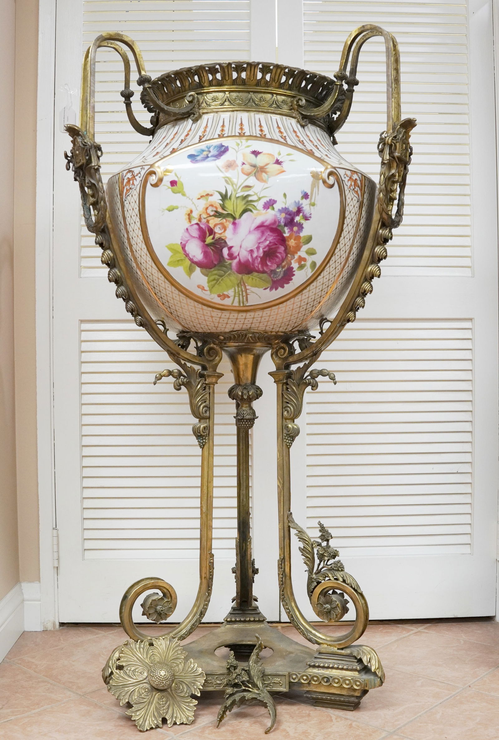 A large bronze urn (1 of 10)