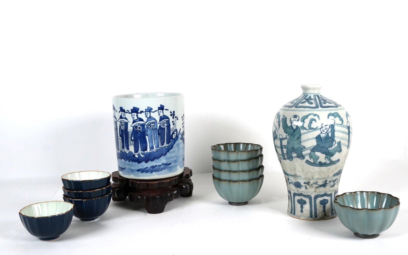 Lots of Chinese items: Lots of Chinese items, condition selling it as is. Largest H: 8.75" x W: 5."