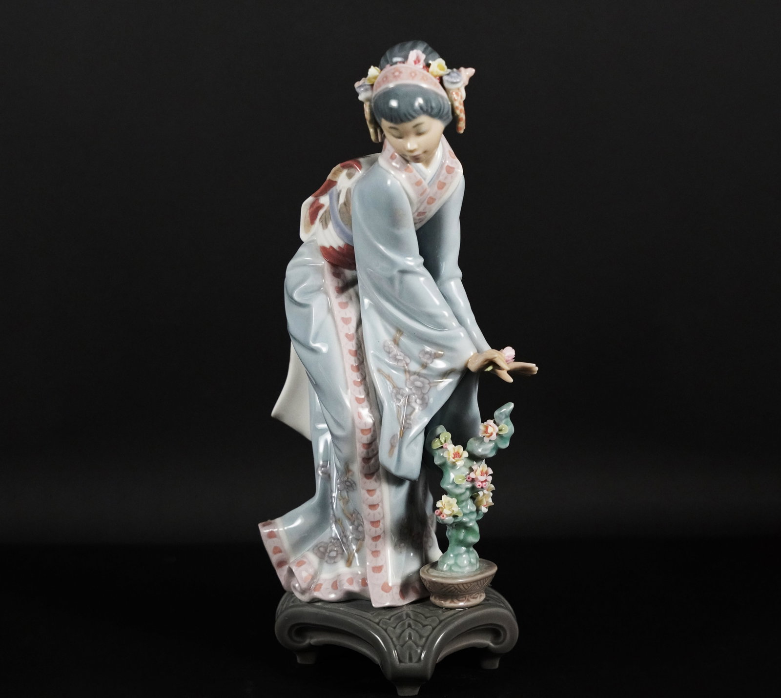 Fine Lladro woman figurine: Fine Lladro woman fine figurine. H: 9.75" x W: 4.5."