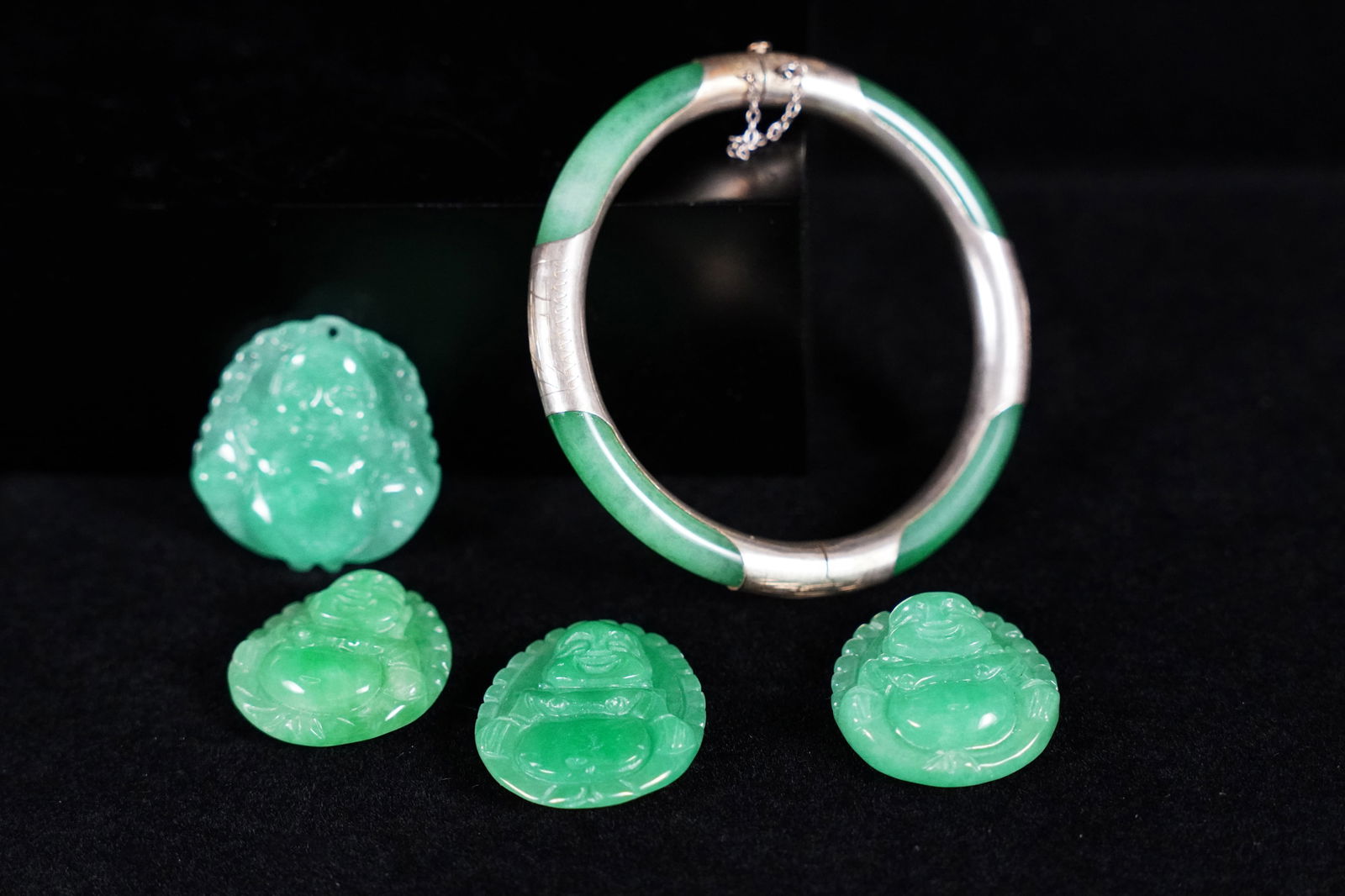 Lots of Chinese jadeite: Lots of Chinese jadeite, condition selling it as is.