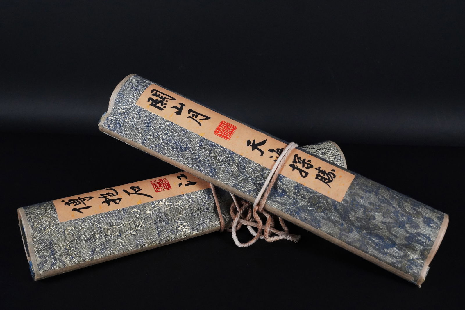 2 pcs Chinese scrolls: 2 pcs Chinese scrolls. Condition selling it as is.