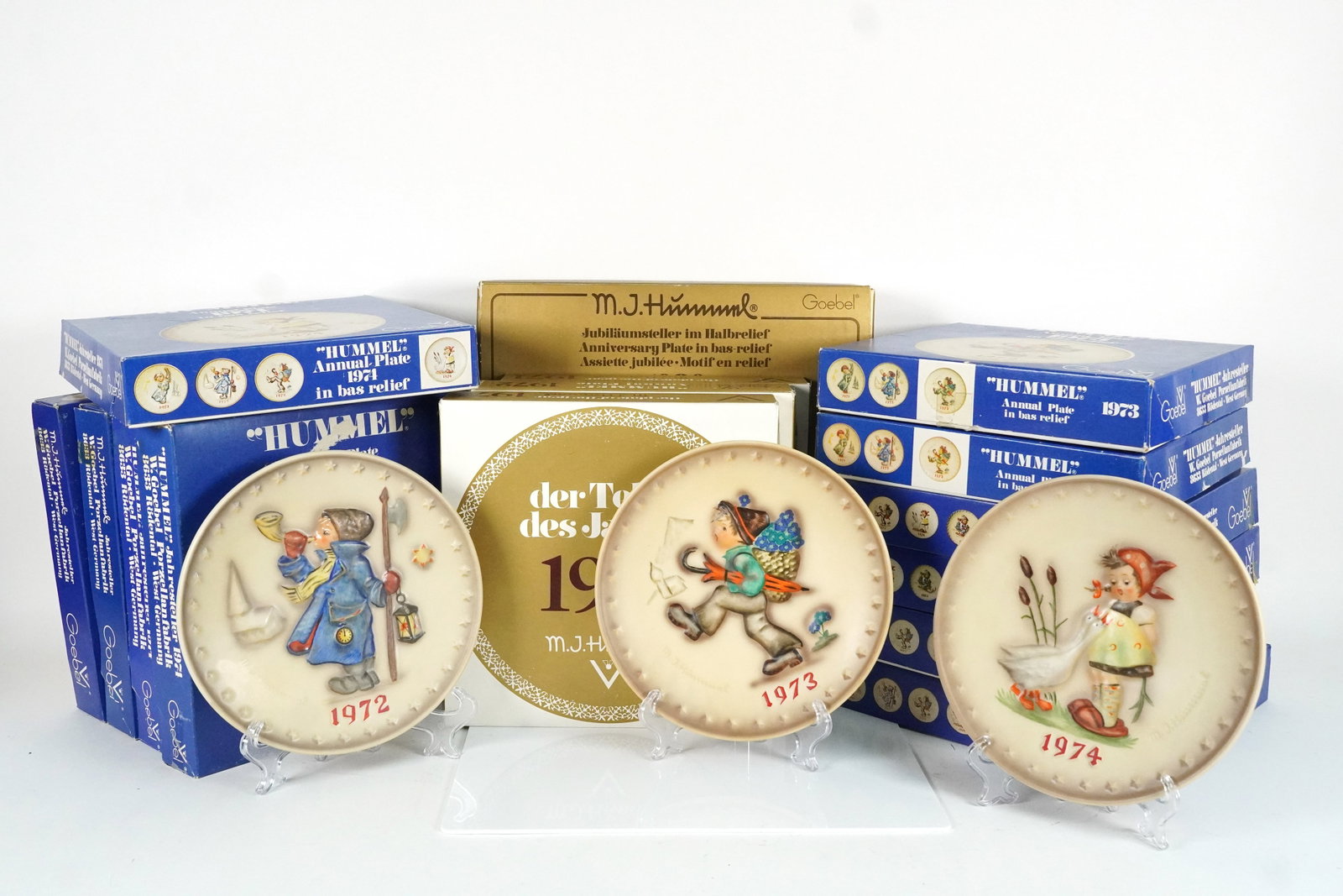 Lots of Hummel plates: Lots of Hummel plates, with box.