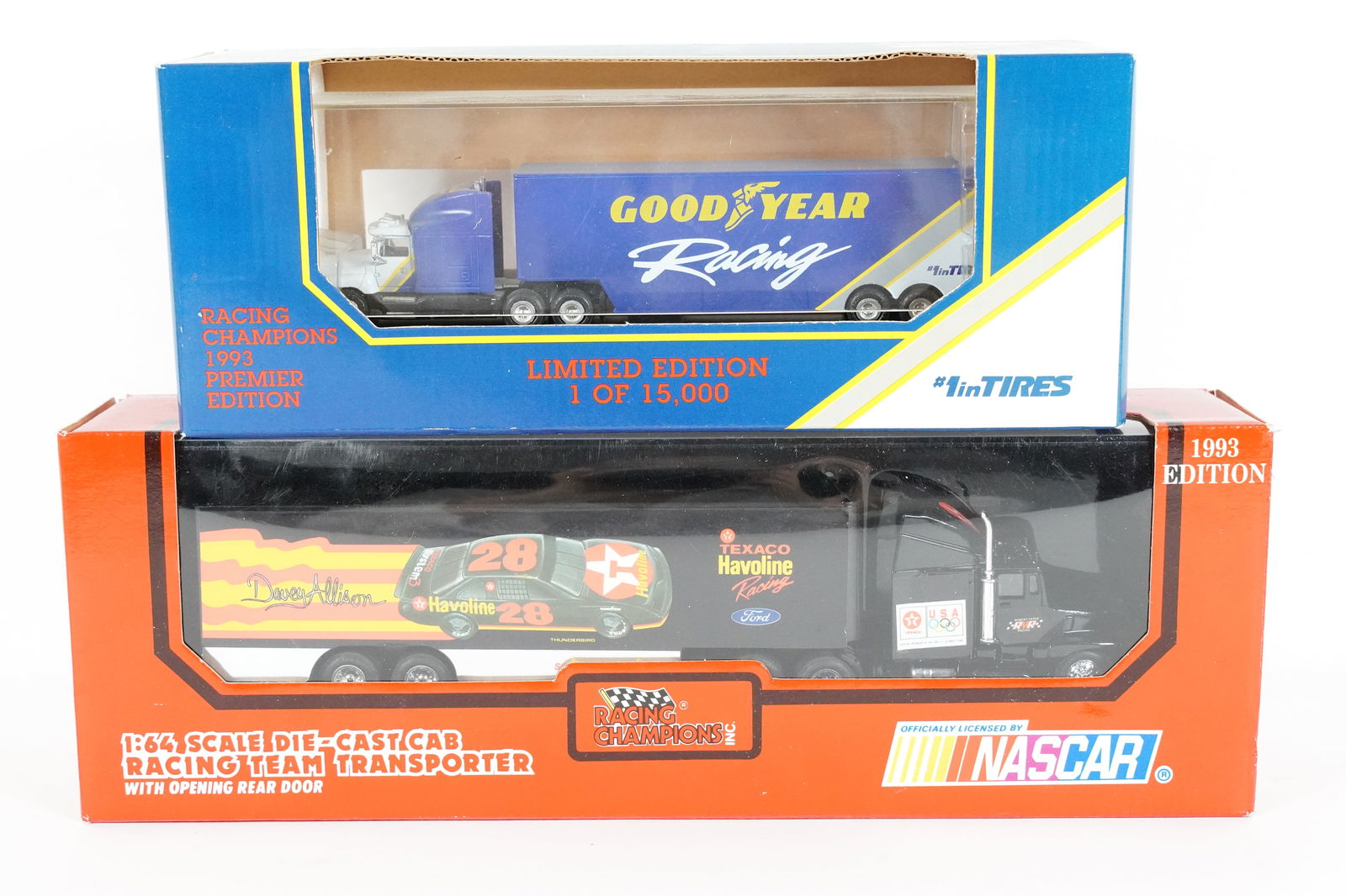 2 pcs truck toy figure (1 of 5)