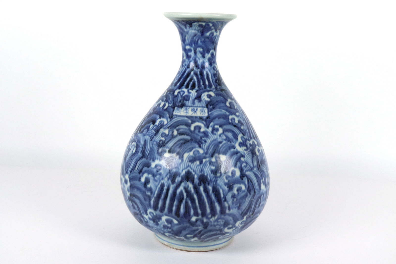 Chinese fine b/w vase (1 of 7)