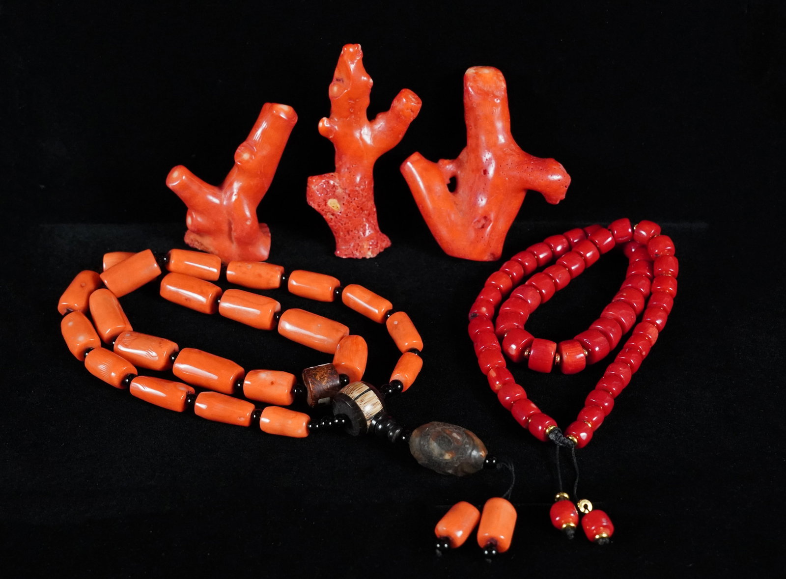 Lots Chinese coral items: Lots Chinese coral items, total weight 25.6 oz.