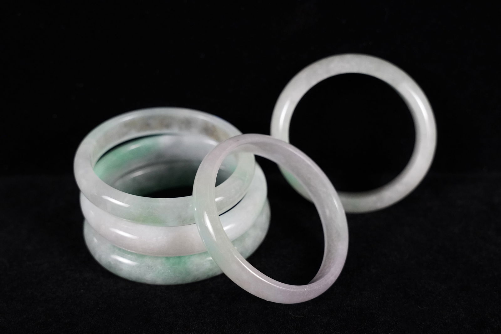 Lots Chinese fine bangles: Lots Chinese fine bangles.