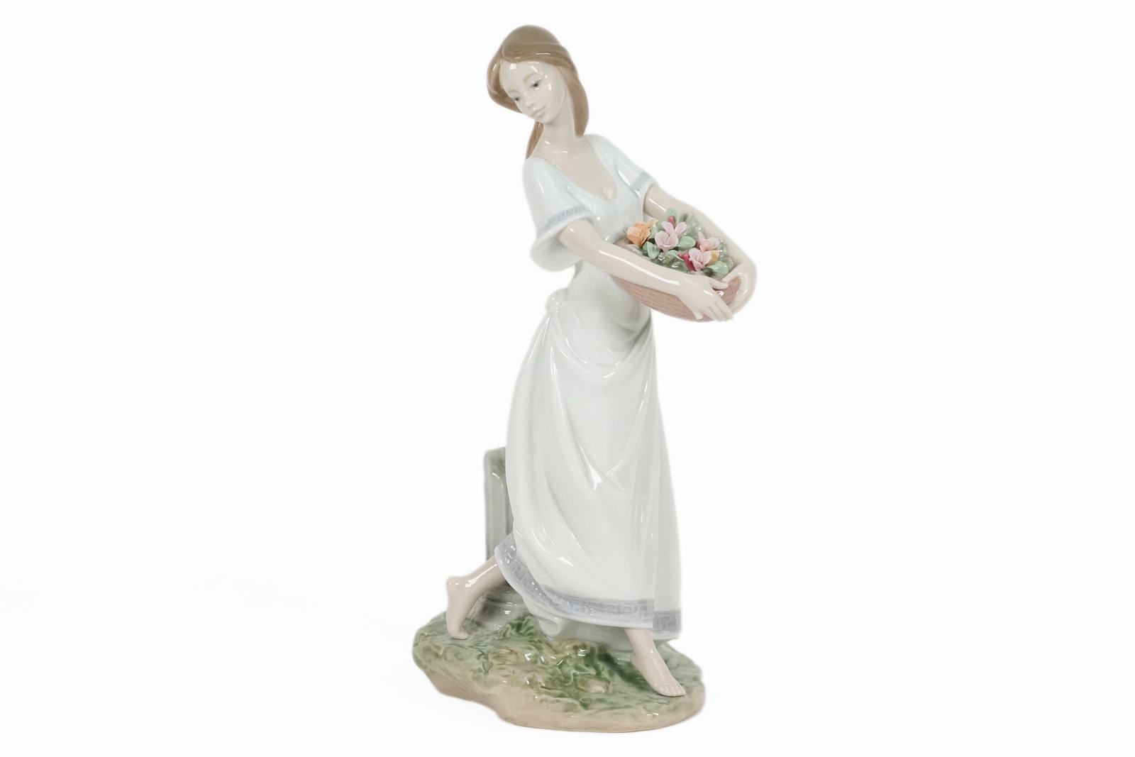 Lladro flower woman: Lladro flower woman fine figurine. H: 10" x W: 4.8."