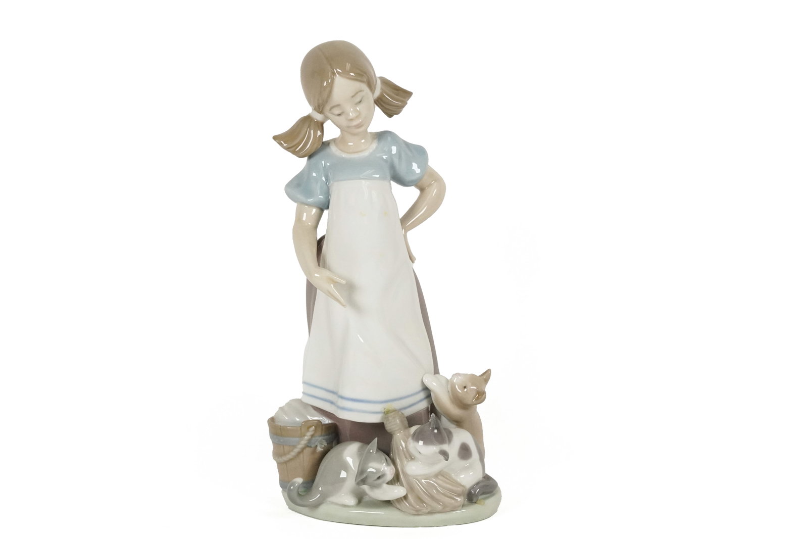 Lladro girl with kitten: Lladro girl with kitten figurine. H: 8.25" x W: 4."