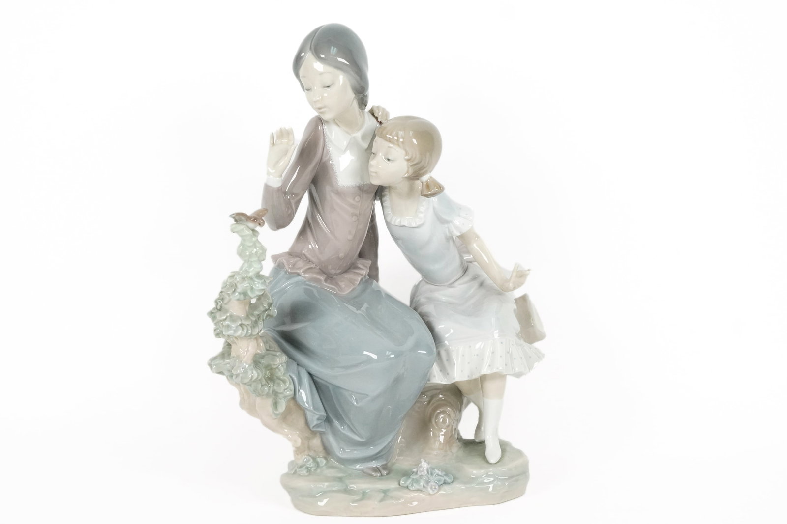 Lladro mother daughter: Lladro mother and daughter fine figurine. H: 11.75" x W: 9."