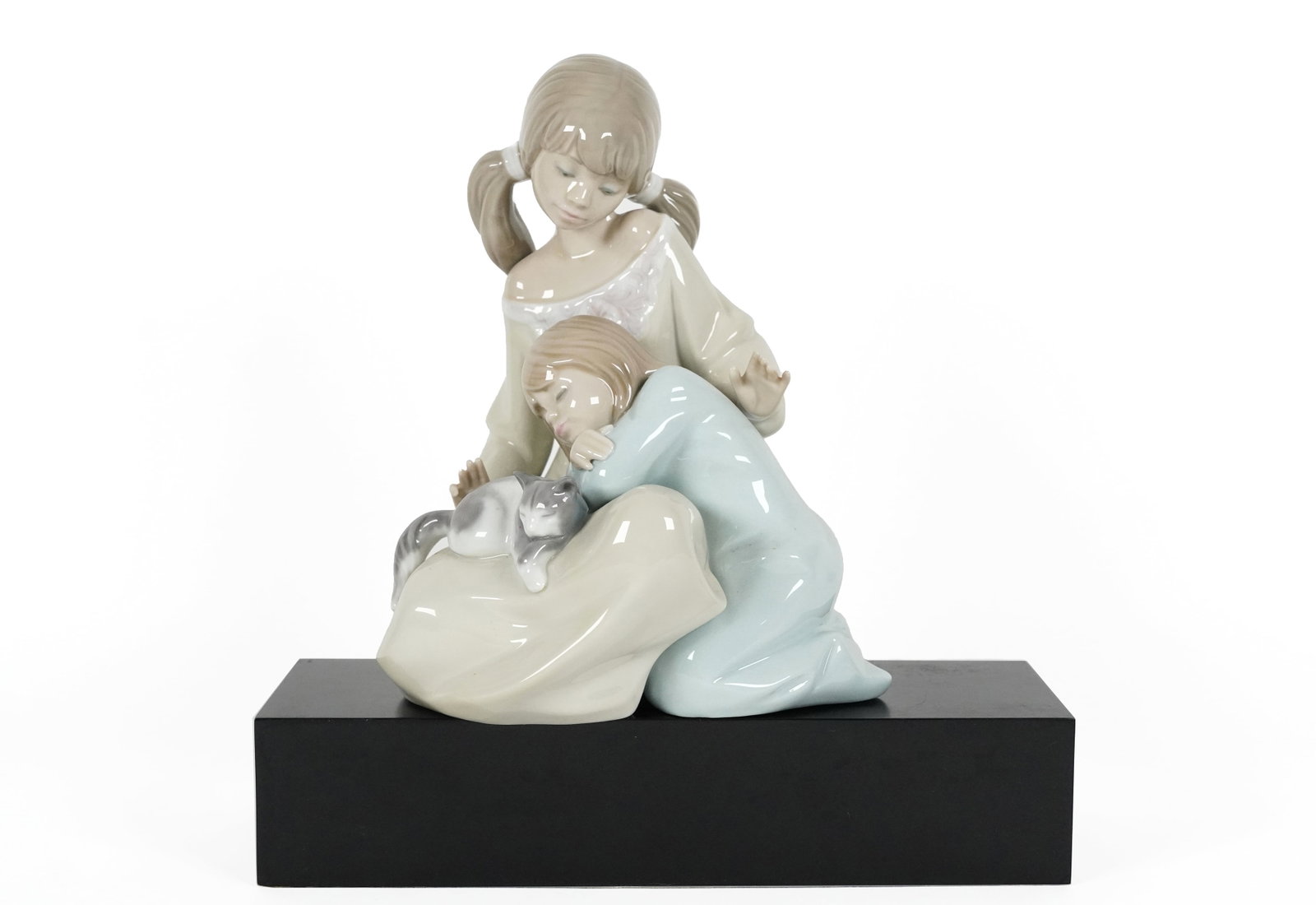 2 Lladro girl figurine: 2 Lladro girl figurine. H: 7" x W: 5."