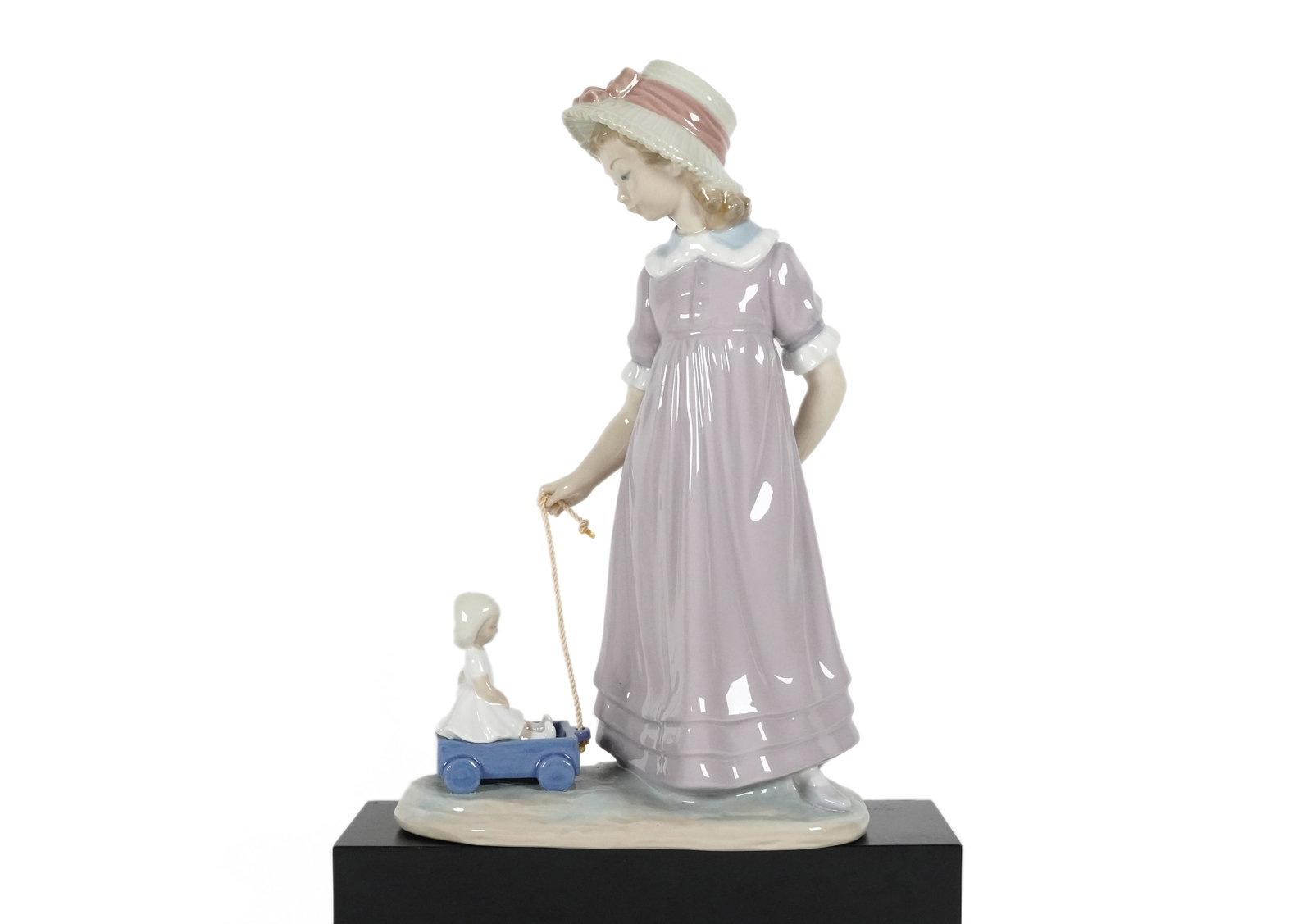 Lladro girl figurine: Lladro girl figurine. H: 10.75" x W: 6.7."