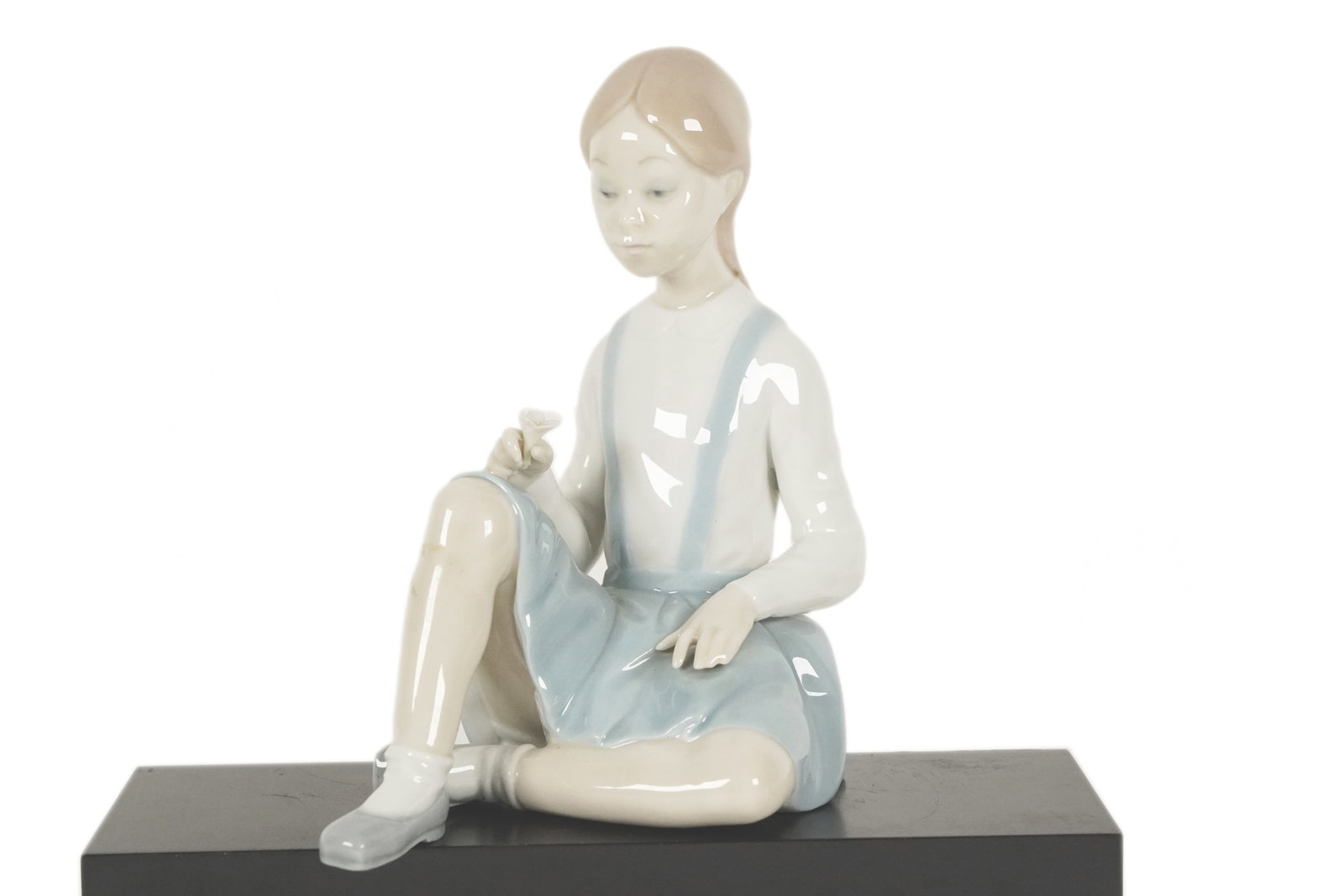 Lladro girl sitting: Lladro girl sitting form figurine. H: 6.75" x W: 5."