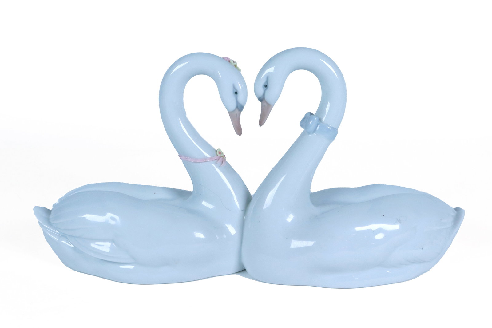Lladro fine swan: Lladro fine swan figurine. H: 5.5" x W: 9.75."