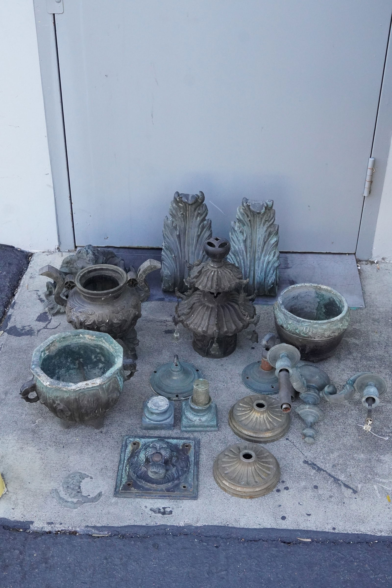 Lots of Asian bronze items (1 of 7)