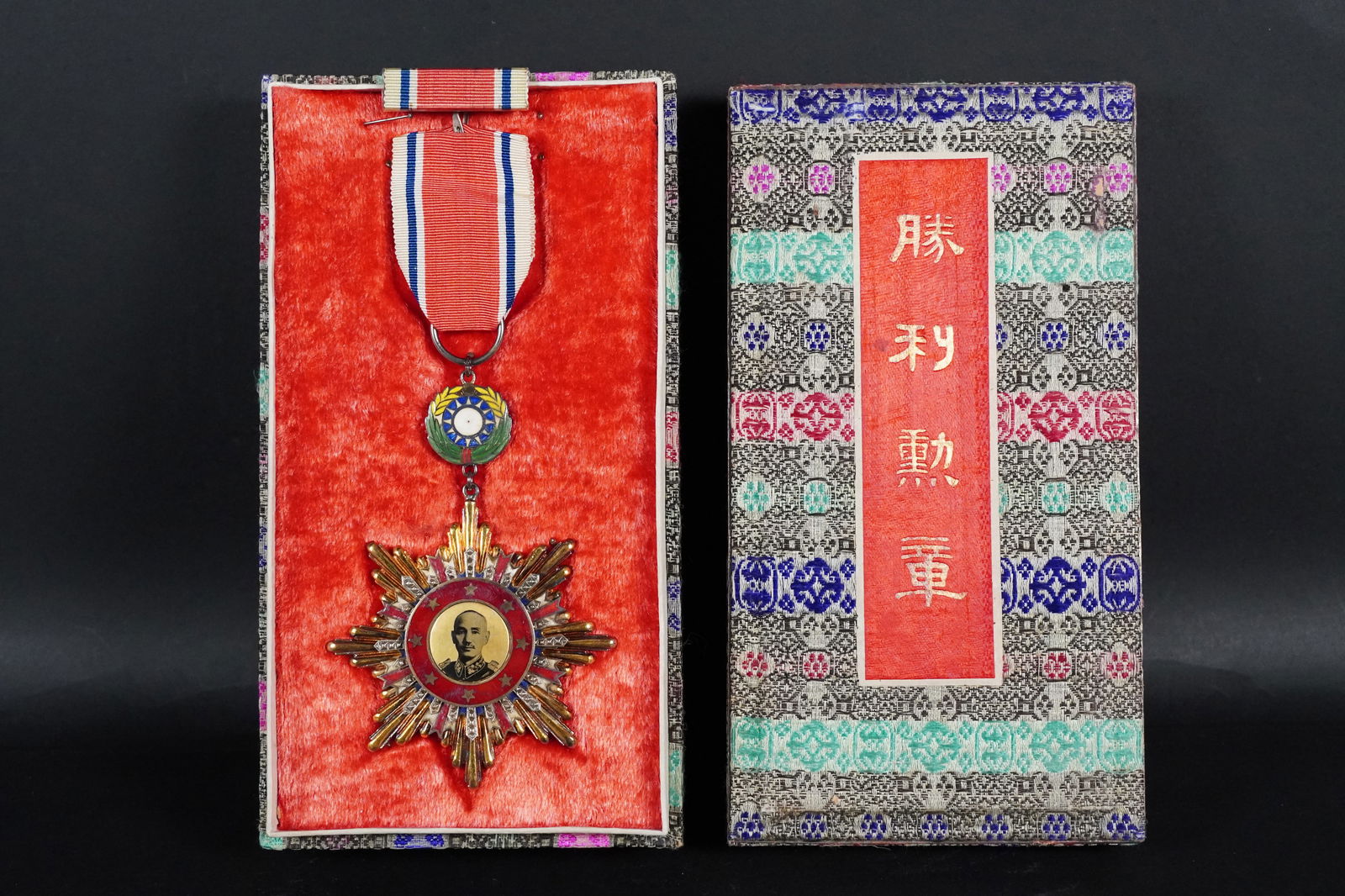 Chinese fine military badge (1 of 6)