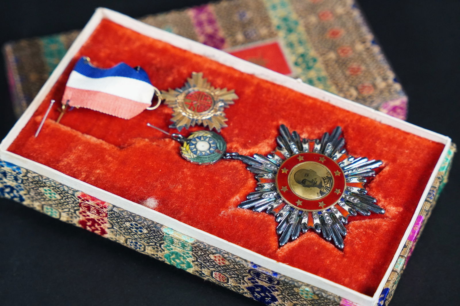 Chinese fine military badge (1 of 7)