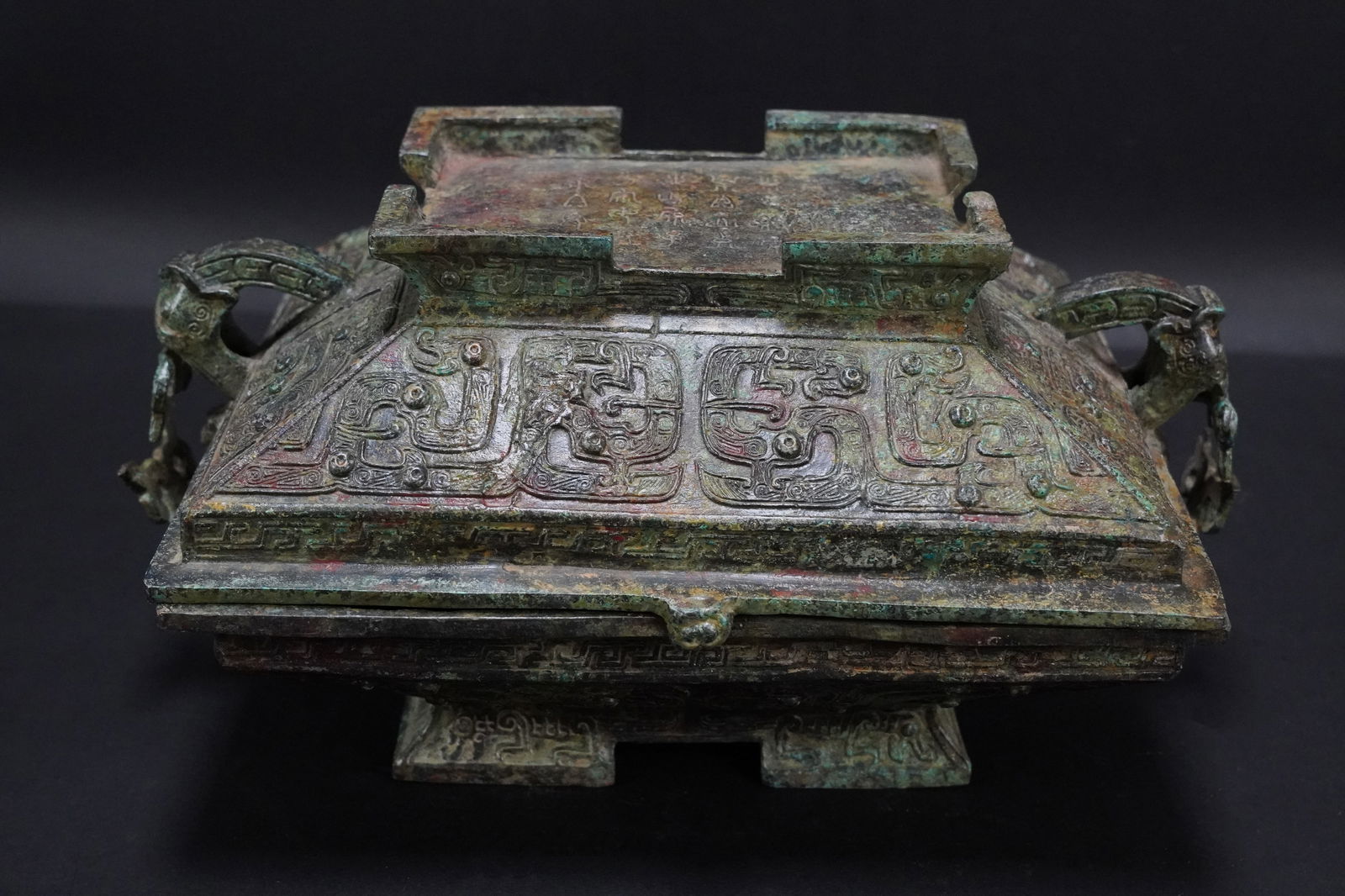 Chinese fine bronze vessel (1 of 8)