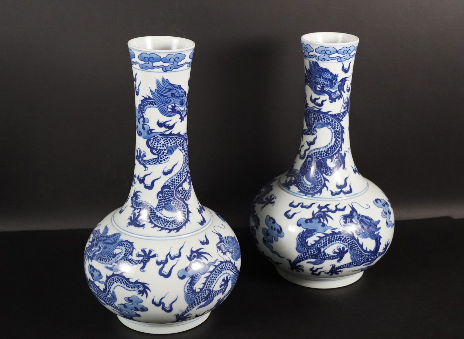 2 Chinese b/w dragon vase (1 of 7)