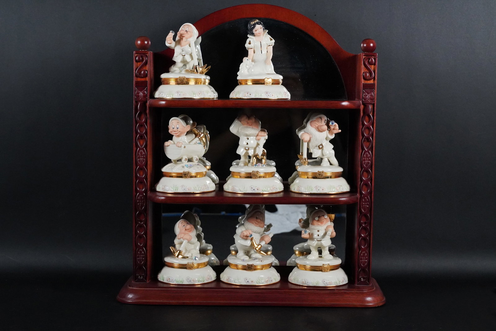 Lenox Snow White figurine: Lenox Snow White fine figurine.