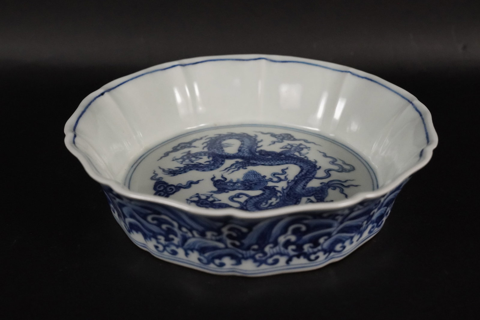 Chinese fine b/w dragon washer: Chinese fine blue and white dragon washer. H: 1.75" x W: 7."