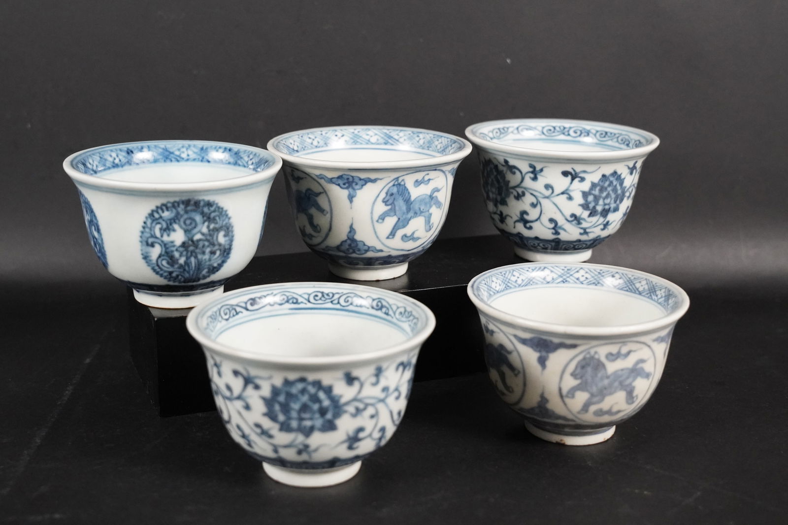 5 Chinese b/w cups: 5 Chinese fine blue and white cups. H: 3.75" x W: 2.4."