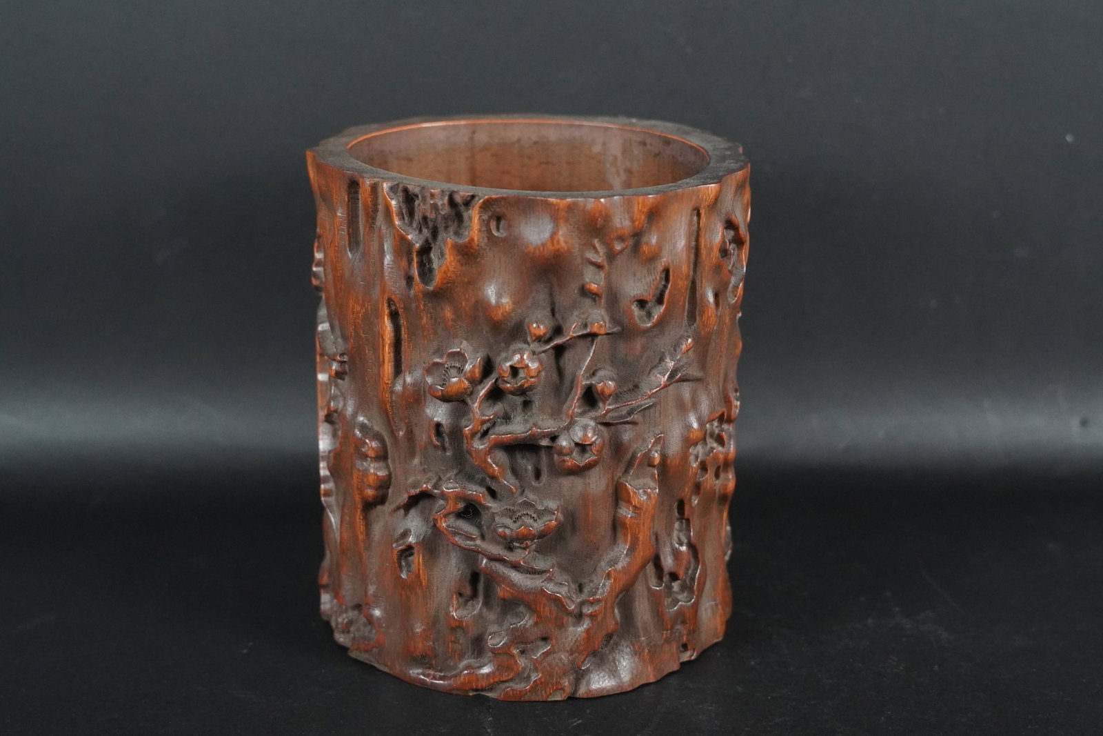 Chinese fine brush pot: Chinese fine brush pot. H: 6.1" x W: 5.5."