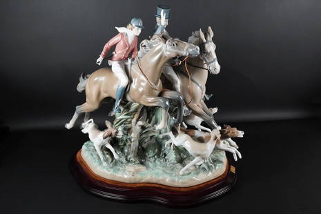 Llaro hunting large figurine: A Lladro hunting large figurine, retired collection. Comes with original wooden base. H: 20" x W: 22." In good condition, no repair or damage.