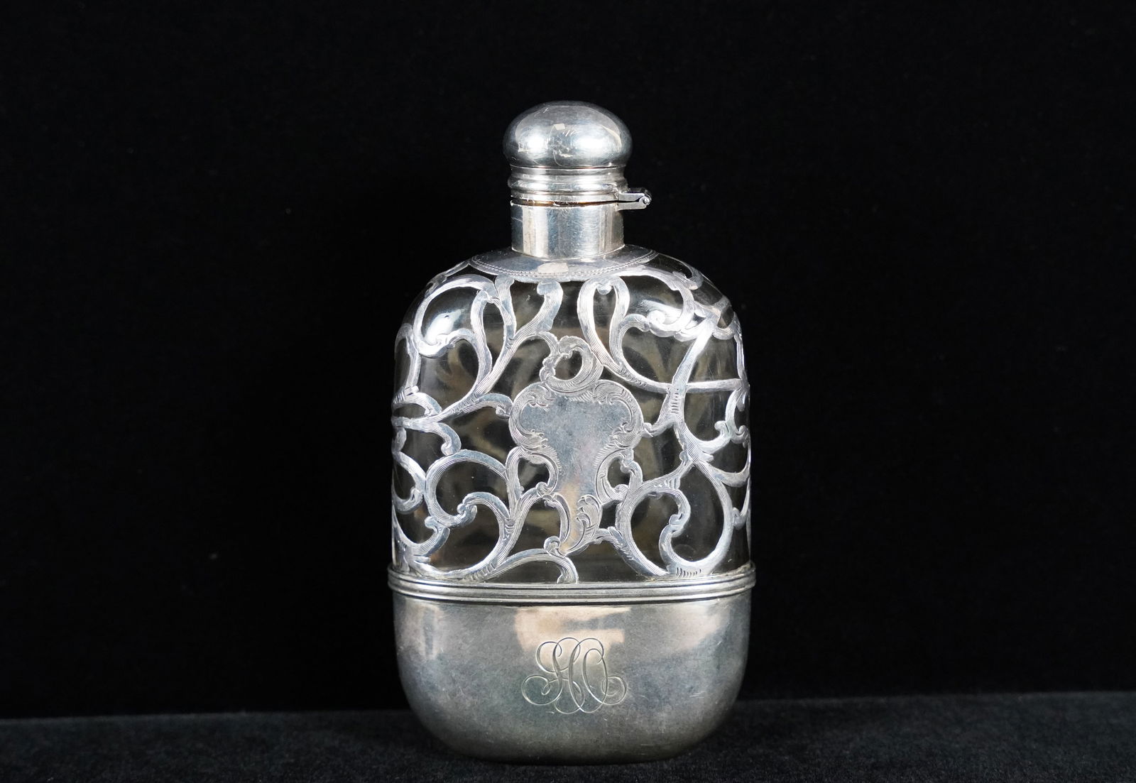 A vintage silver flask (1 of 7)