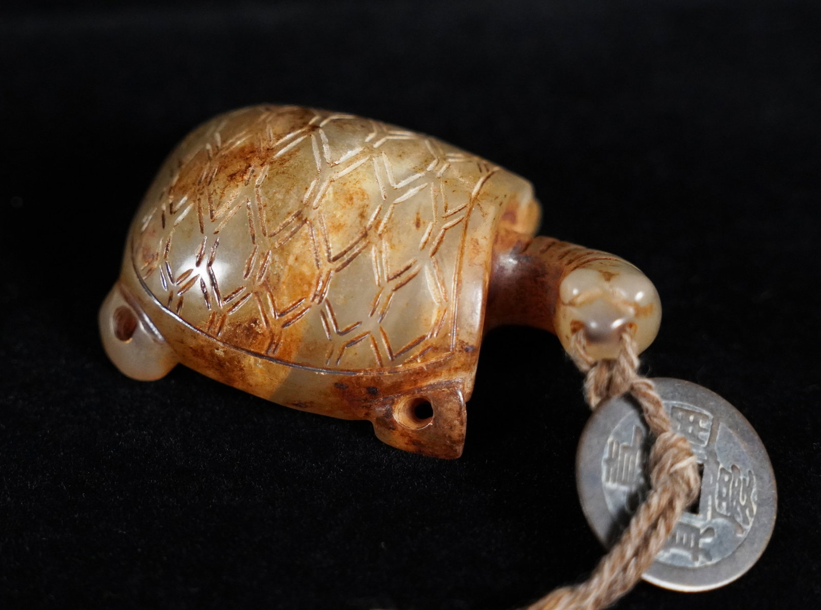 Chinese fine jade turtle: Chinese fine jade turtle. H: 1" x W: 2.5."