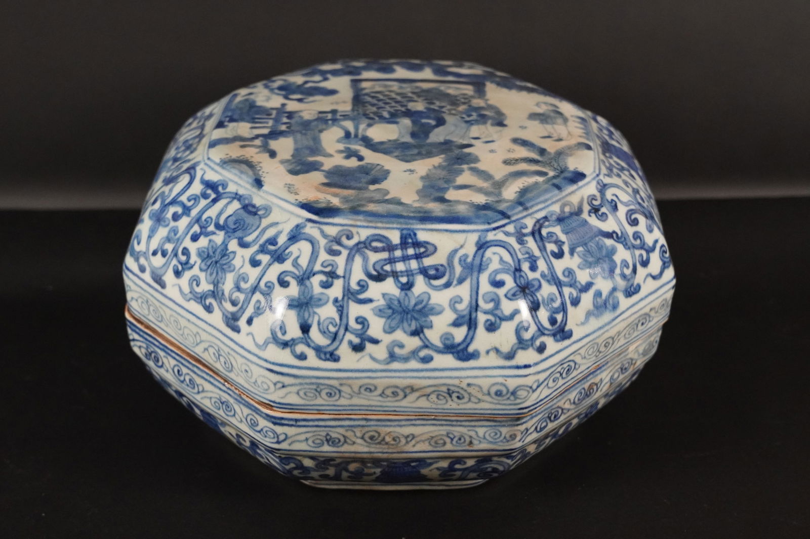 Chinese fine lidded box (1 of 7)