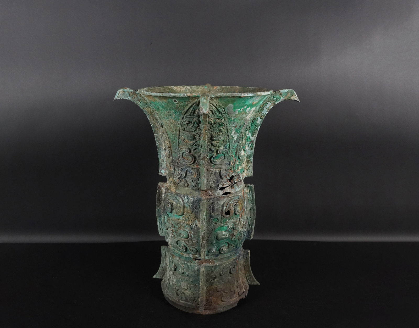 Chinese tall bronze vessel (1 of 7)