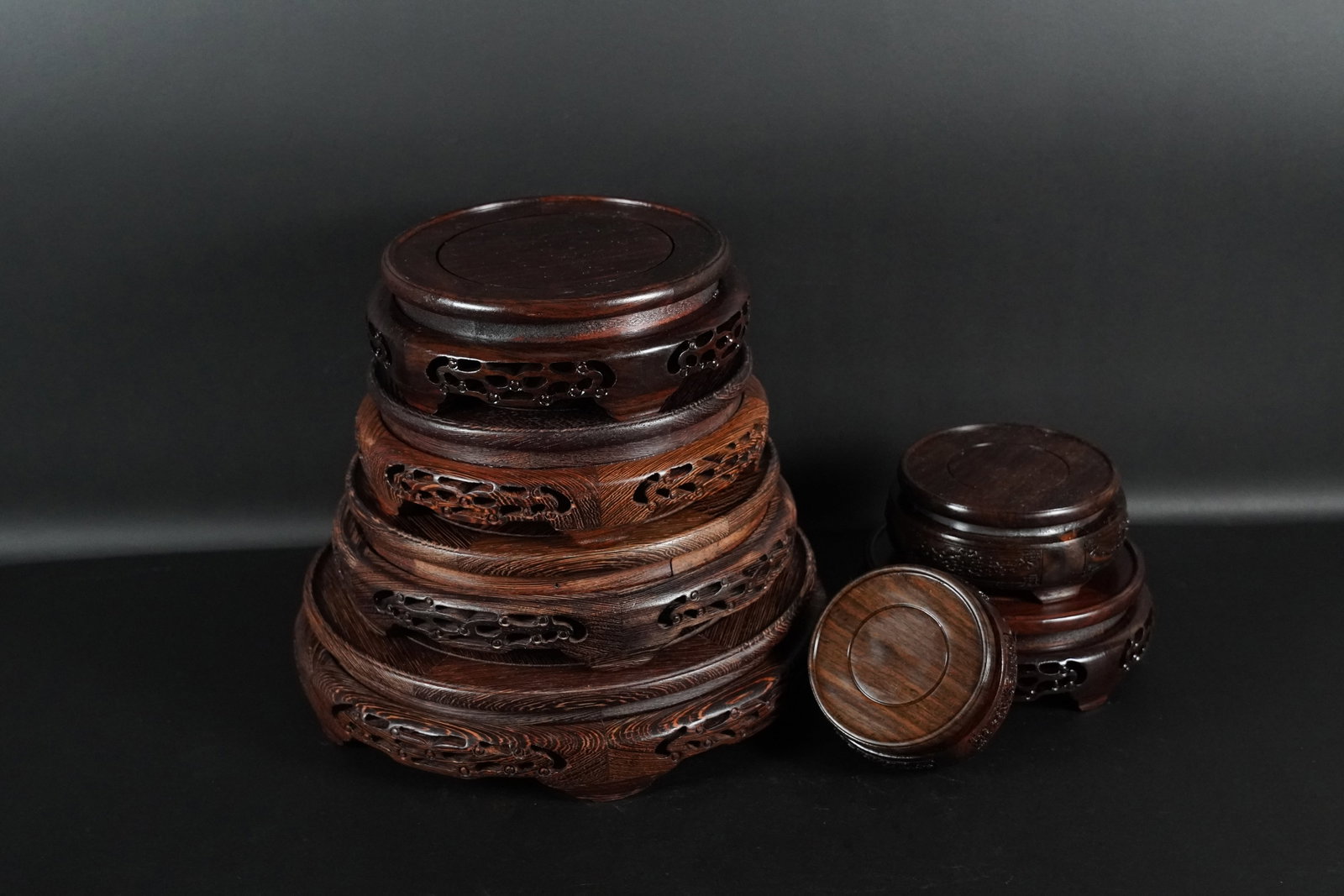 Lots Chinese wooden stands: Lots Chinese fine wooden stands.