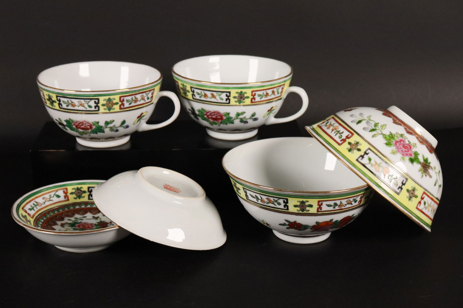 Lots porcelain fine cups: Lots porcelain fine cups.