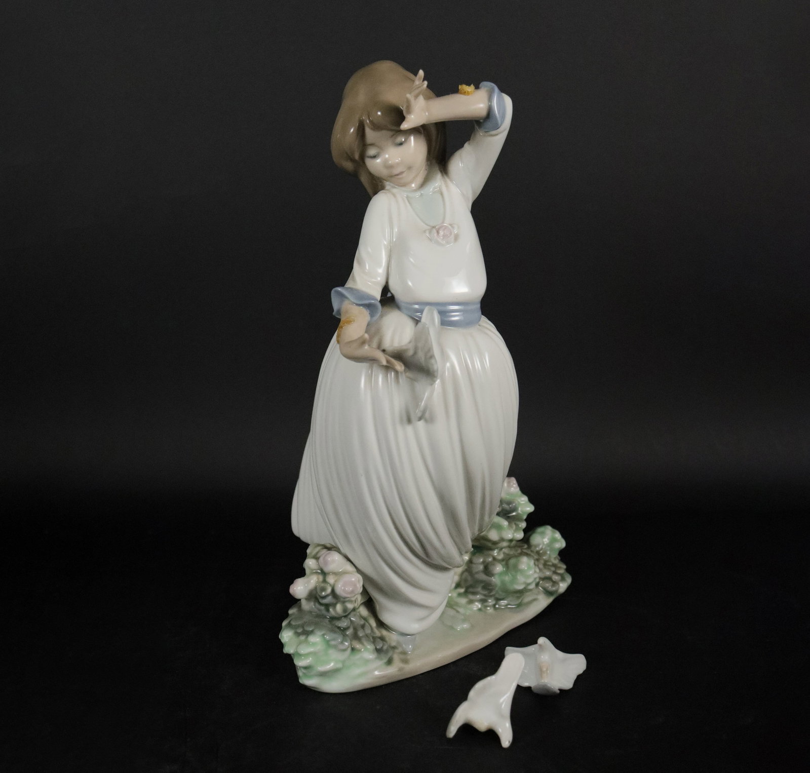 Lladro fine girl figurine: Lladro fine girl figurine. Side hs repair. Condition selling it as is. H: 10.75" x W: 6.25."