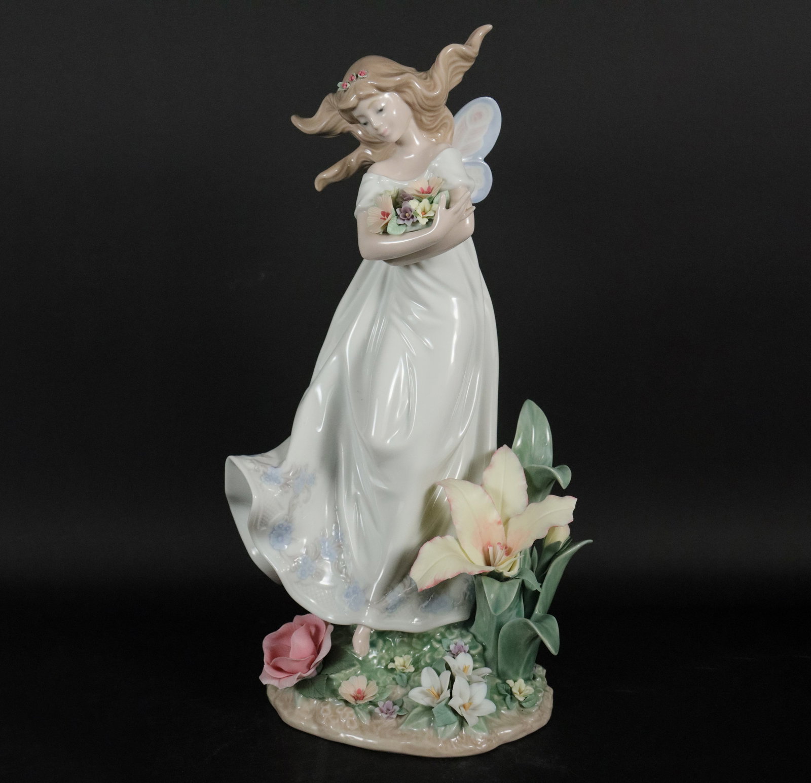 Lladro woman fine figurine: Lladro woman fine figurine. Bottom signed. H: 13" x W: 6.75."