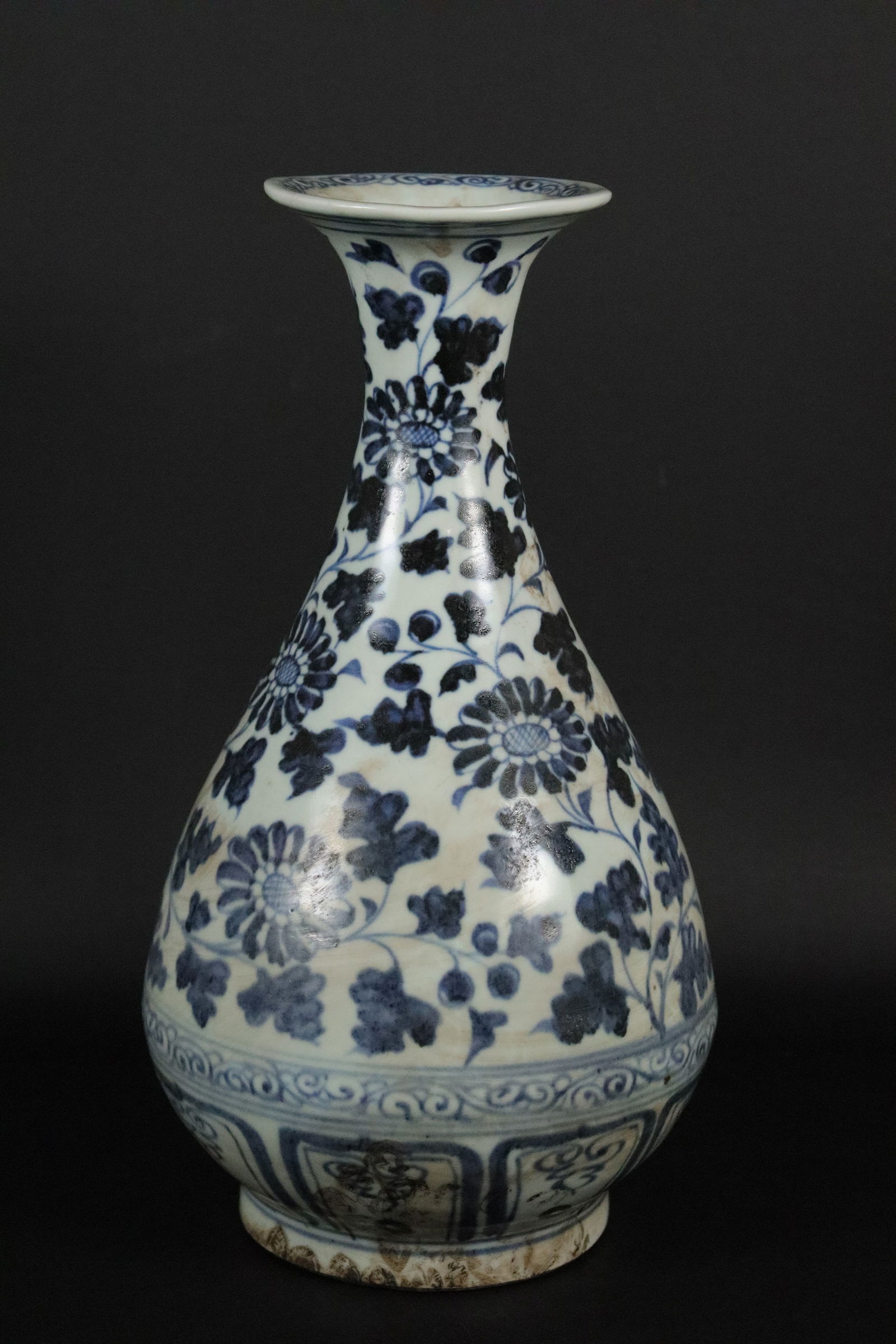 Chinese tall b/w fine vase (1 of 7)