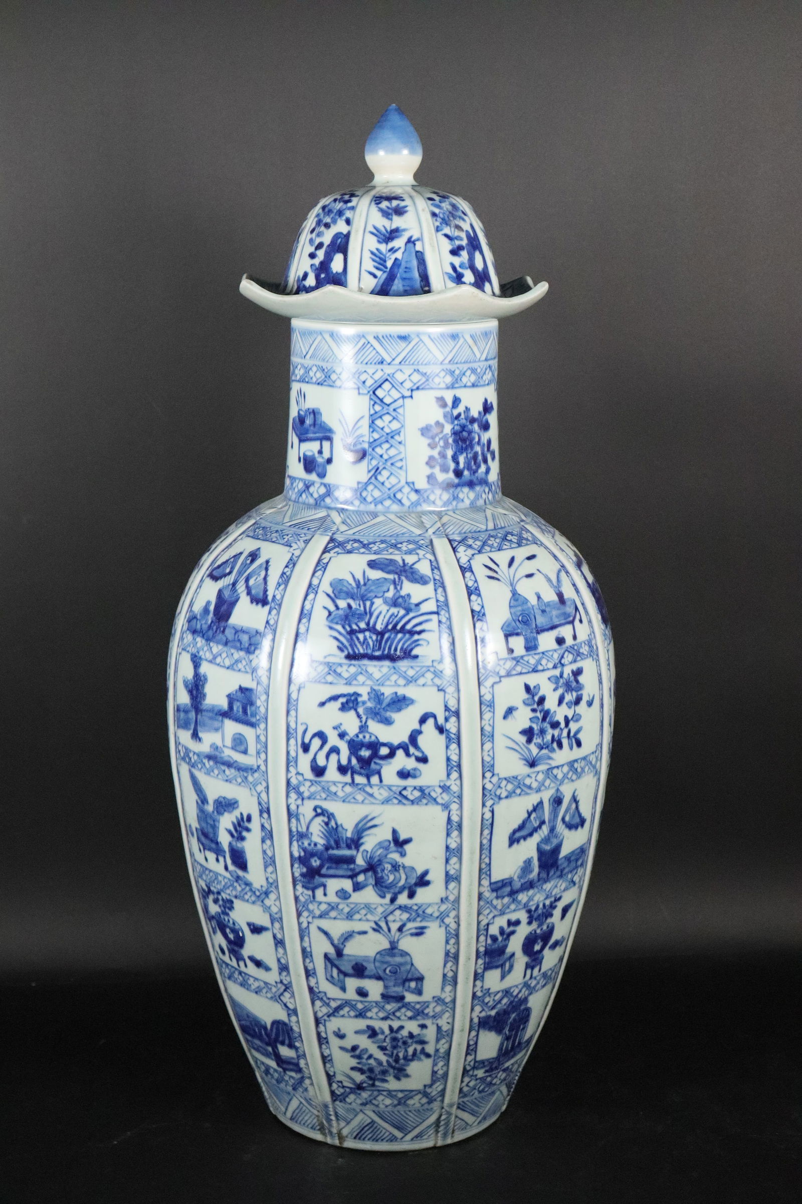 Chinese find lidded b/w jar (1 of 8)