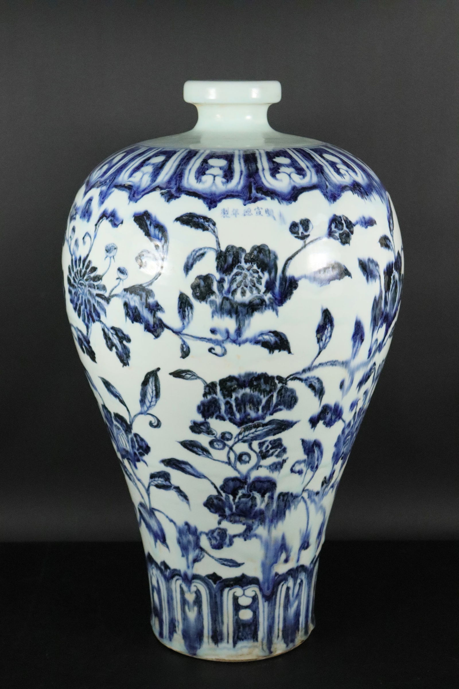 Chinese important b/w heavy vase (1 of 8)