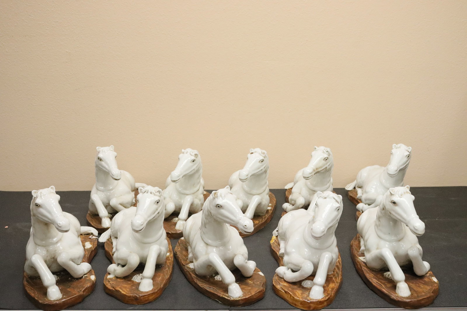 Lots Chinese porcelain horse: Lots Chinese porcelain horse statues. Largest H: 9.25" x W: 15.5."