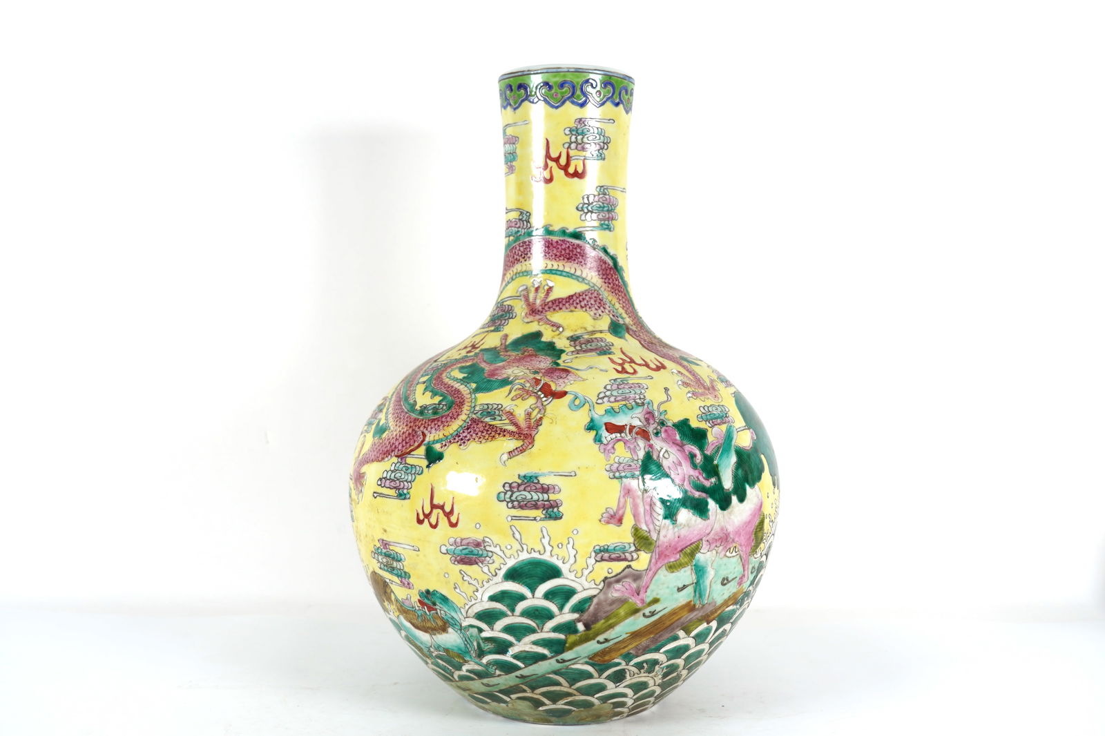 Chinese fine dragon vase (1 of 6)